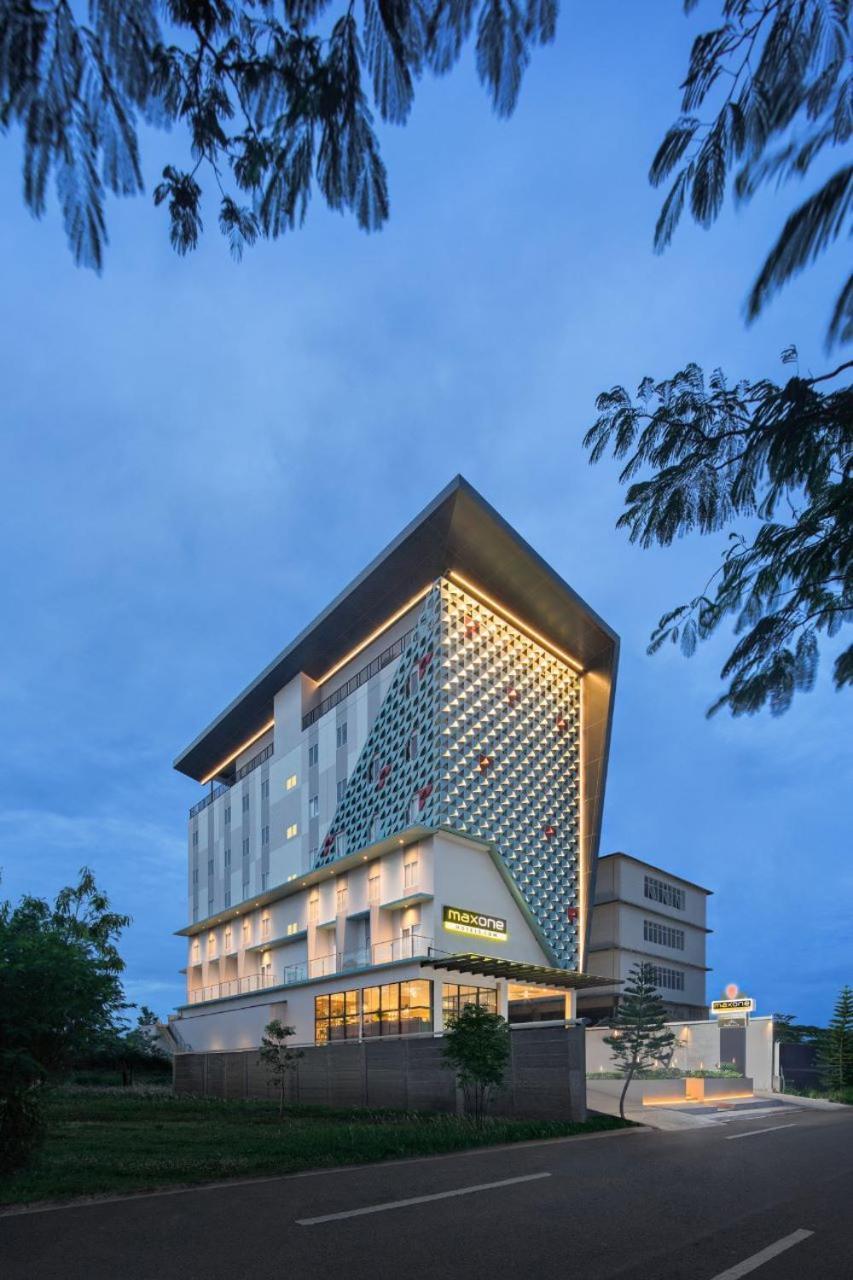 Maxonehotels At Kota Harapan Indah-Bekasi Exterior photo