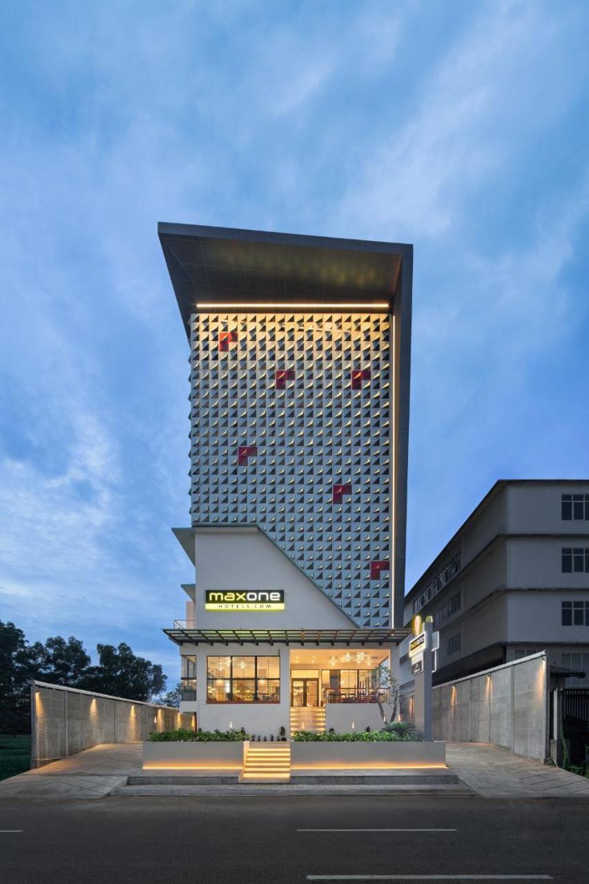 Maxonehotels At Kota Harapan Indah-Bekasi Exterior photo